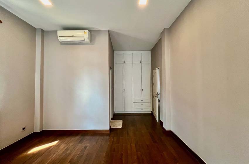 House in Srinakarin 